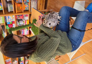 Pani Asia omawia z dziećmi budowę sowy.