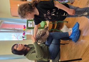 Pola głaszcze sowę.