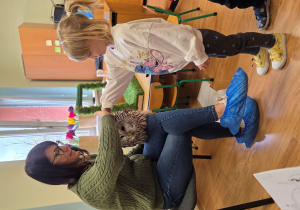 Hania B. głaszcze sowę.