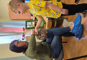 Mikołaj dotyka sowę.