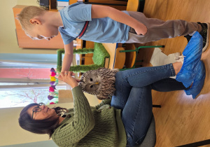 Marcel dotyka sowę.