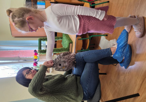 Laura głaszcze sowę.