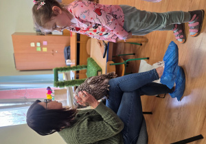 Helenka obserwuje z bliska sowę.