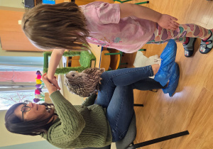 Marianka glaszcze sowę.