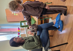 Nina głaszcze sowę.