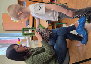 Franek głaszcze sowę.