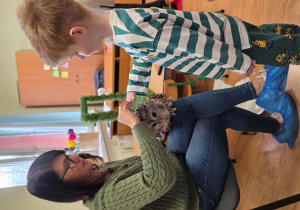 Gabryś głaszcze sowę.