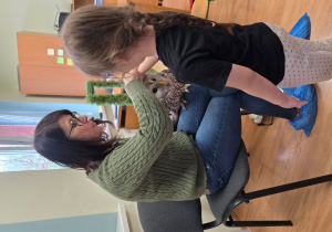 Hania S. dotyka sowę.