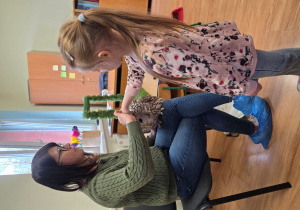 Hania K. głaszcze sowę.