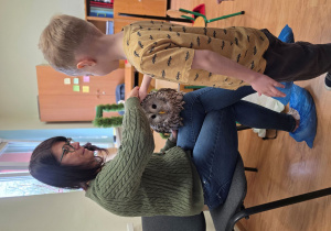 Stefan głaszcze sowę.