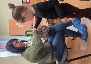 Hania Ł. głaszcze sowę.