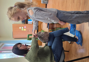 Klara głaszcze sowę.