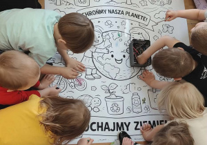 Dzieci kolorują kolorowankę XXL.