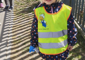 Dziewczynka zbiera śmieci.