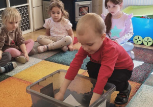 Chłopiec wykonuje eksperyment.