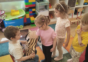 Składanie życzeń i wręczenie słodkiego poczęstunku.