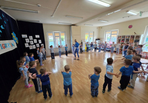 Dzieci w trakcie rozgrzewki.