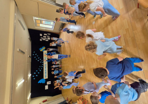 Dzieci w trakcie śpiewania Hymnu Niebieskich Igrzysk.