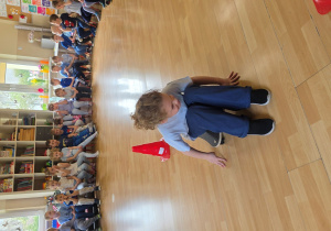 Nina w trakcie wykonywania konkurencji na deskorolce terapeutyczna.