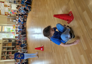 Pola w trakcie wykonywania konkurencji na deskorolce terapeutyczna.