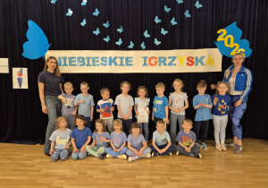 "Jeżyki" podczas wręczenia dyplomu za udział w Niebieskich Igrzysk.