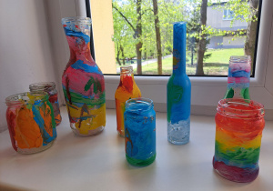 Kolorowe wazony wykonane przez dzieci.
