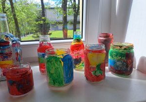 Kolorowe wazony wykonane przez dzieci.