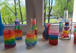 Kolorowe wazony wykonane przez dzieci.