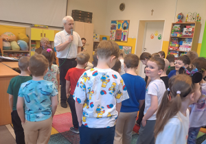 Dzieci biorą udział w koncercie muzycznym.