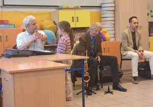 Dzieci biorą udział w koncercie muzycznym.