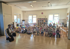 Dzieci na widowni, przed nimi muzycy