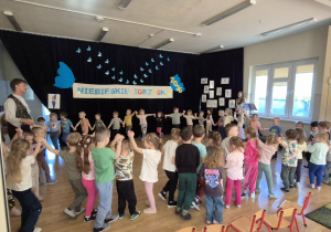 Dzieci tańczą w kole