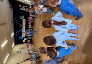 Dzieci w trakcie rozgrzewki prowadzonej przez panią Dorotę.