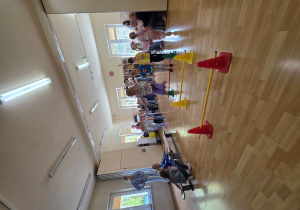 DziePzeciąganie na leżąco na ławeczce oraz przeskok przez laski gimnastyczne.