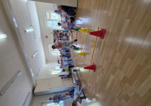 Pzeciąganie na leżąco na ławeczce oraz przeskok przez laski gimnastyczne.