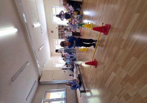 Dzieci podzielonPrzeciąganie na leżąco na ławeczce oraz przeskok przez laski gimnastyczne.