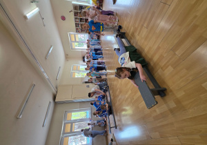 Przeciąganie na ławeczce gimnastycznej.