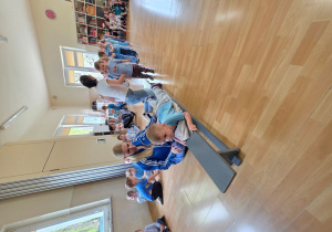 Przeciąganie na ławeczce.