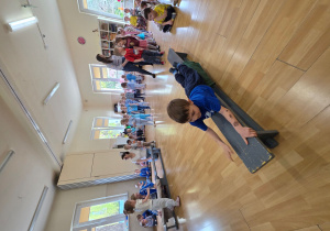 Przeciąganie na ławeczce.