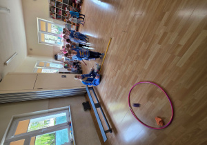 Rzucanie woreczkiem do hula hop.