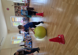 Toczenie piłki terapeutycznej.