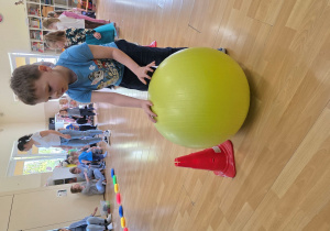 Toczenie piłki terapeutycznej.