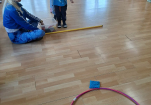 Rzucanie woreczkiem do celu.