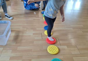 Przejście po ścieżce sensorycznej.