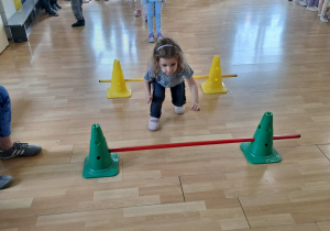 Przeskok przez laski gimnastyczne.