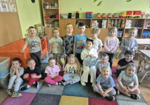 Michasia w otoczeniu koleżanek i kolegów z grupy