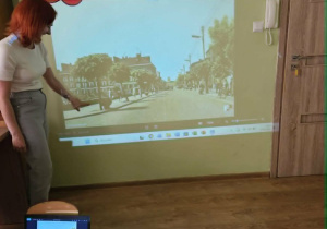 Nauczycielka pokazuje dzieciom zdjęcie