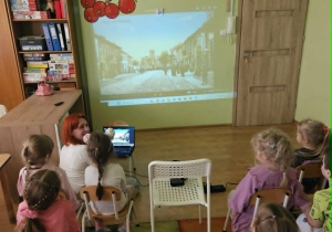 Dzieci oglądają prezentację