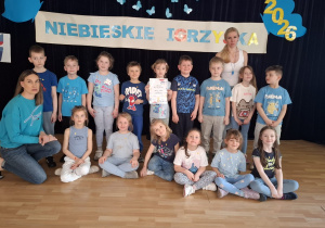 Grupa "Żabki" pozuje do zdjęcia po wręczeniu dyplomu za udział w Niebieskich Igrzyskach.