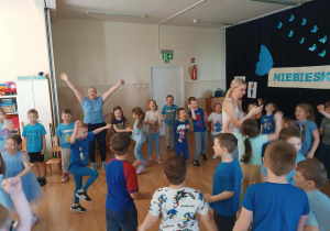 Dzieci w trakcie śpiewaniu Hymnu Niebieskich Igrzysk.